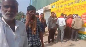 खाद के लिए परेशान किसान