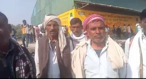 खाद के लिए परेशान किसान