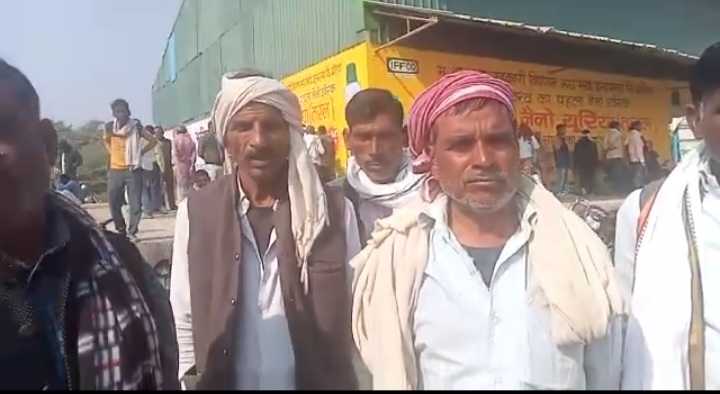 खाद के लिए परेशान किसान