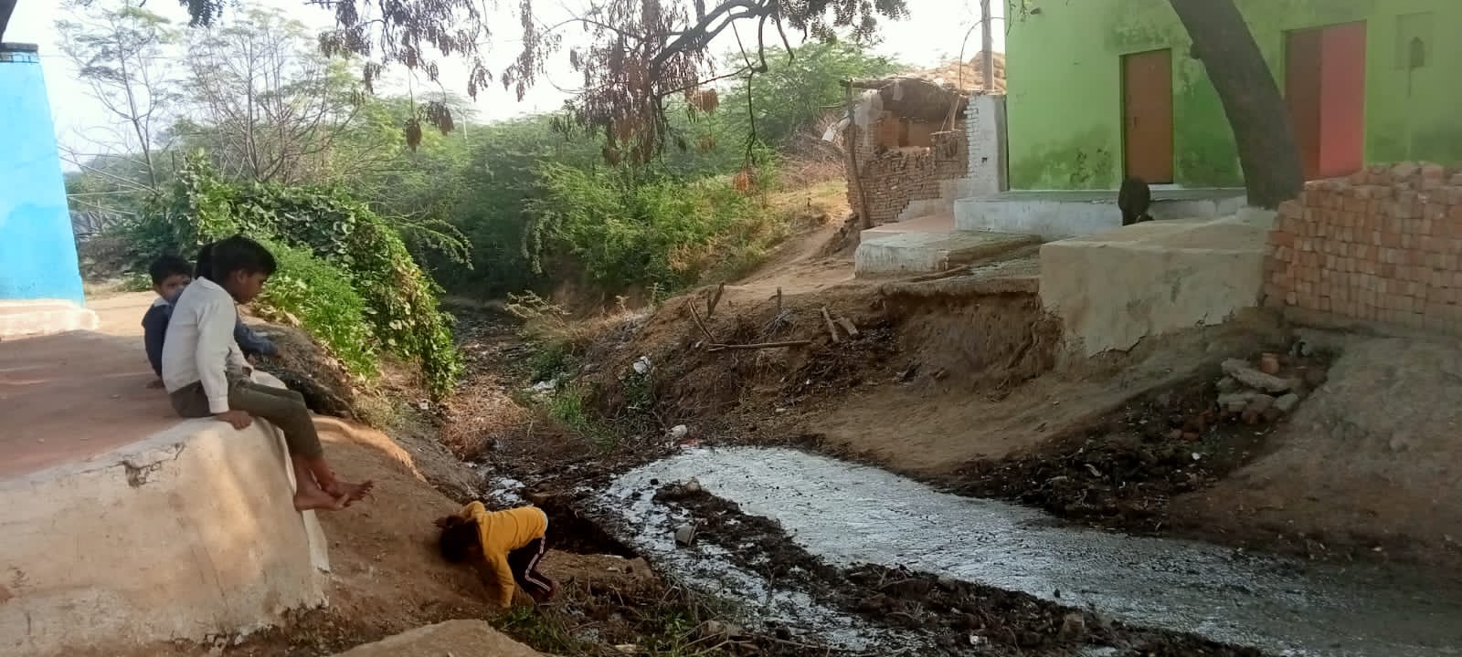 कीचड़ से भरा रास्ता