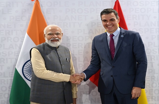 स्पेन के प्रधानमंत्री से मोदी ने भारत-स्पेन संबंध मजबूत करने पर फोन पर की चर्चा दोनों नेताओं ने आपसी हित के कई द्विपक्षीय और अंतरराष्ट्रीय मुद्दों पर भी चर्चा की