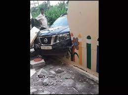 महिला को टक्कर मार दीवार से टकराई कार