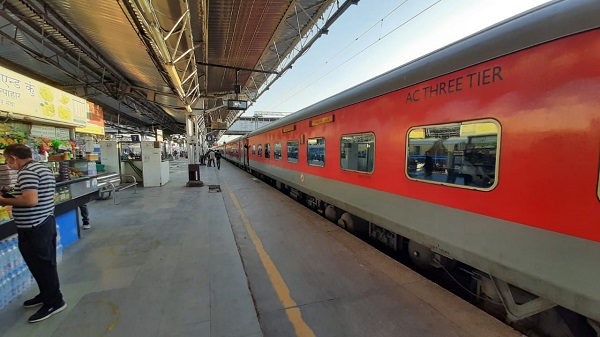 पश्चिम रेलवे द्वारा अहमदाबाद-सूरत सेक्शन में कुछ ट्रेनों के आगमन प्रस्थान के समय में बदलाव