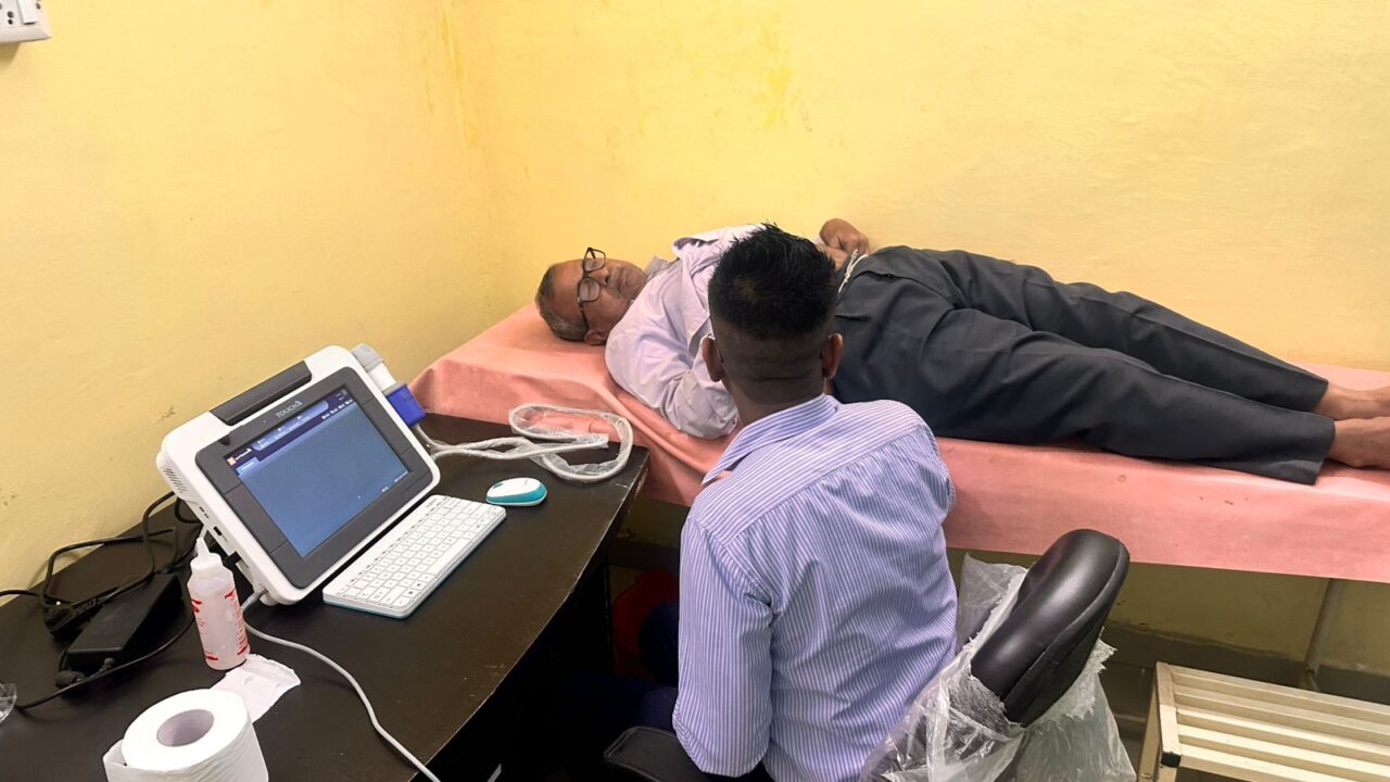 स्वस्थ यकृत मिशन के तहत चिन्हित मरीजों की फाइब्रो स्केन मशीन से हुई जांच